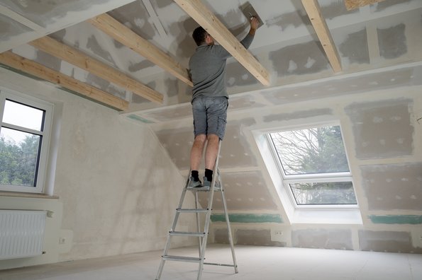 Innenausbauer spachtelt Rigips